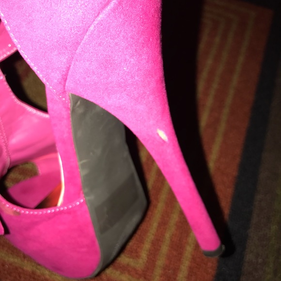 Pink 5 1/2 inch heel with gold stones on ruffles - Picture 3 of 6